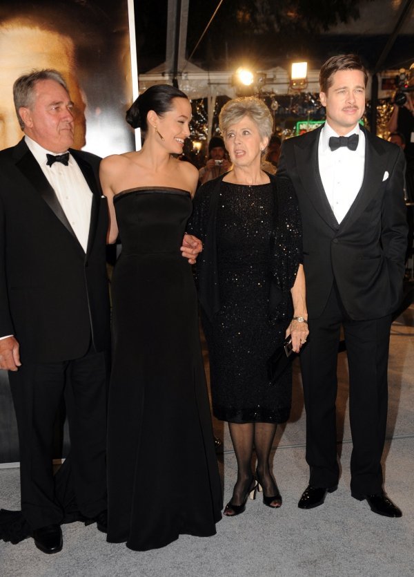 (Brad, Angelina and his parents in 2008. godine