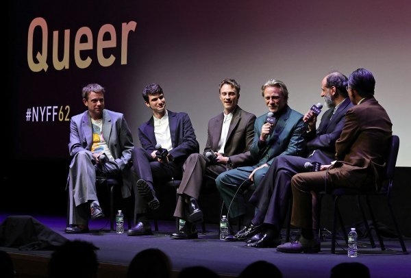 Jonathan Anderson, Justin Kuritzkes, Drew Starkey, Daniel Craig, Luca Guadagnino i Dennis Lim na prikazivanju filma 'Queer' tijekom 62. New York Film Festivala