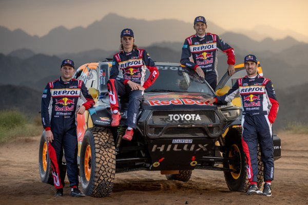 Toyota GR DKR Hilux Evo za Dakar 2025 (Seth Quintero/Dennis Zenz i Lucas Moraes/Armand Monleon)