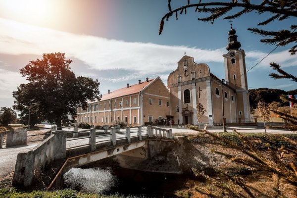 Samostan i crkva u Cerniku