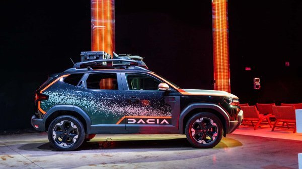 Dacia Duster 'Soul of Dakar' je unikatna posveta trkaćem bolidu Dacia Sandrider za reli Dakar 2025