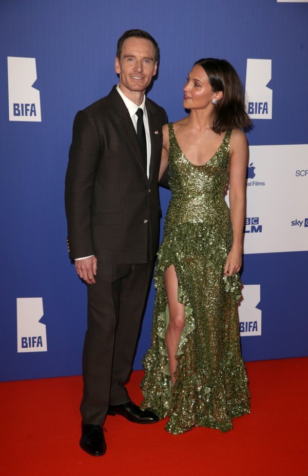 Michael Fassbender i Alicia Vikander