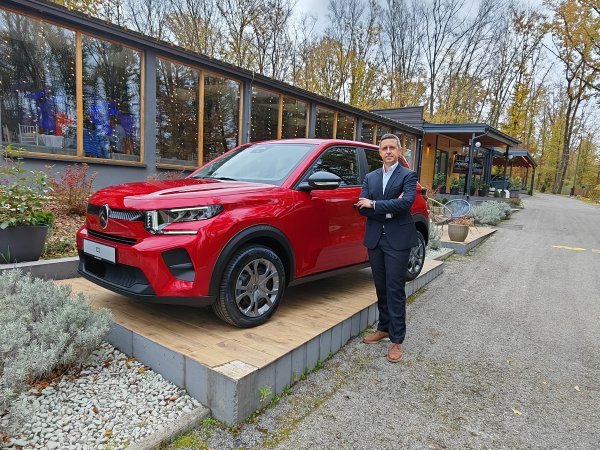 Hrvoje Grbac, direktor marki Citroën/DS u Hrvatskoj, pokraj novog Citroëna C3