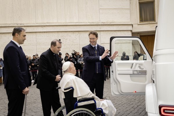 Papa Franjo dobio prvi električni 'papamobil' od Mercedes-Benza: G580 s EQ tehnologijom