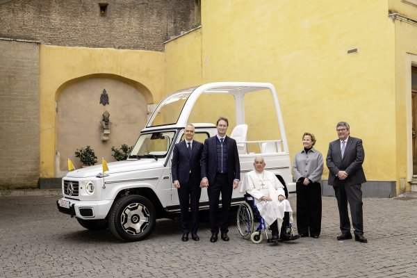 Papa Franjo dobio prvi električni 'papamobil' od Mercedes-Benza: G580 s EQ tehnologijom