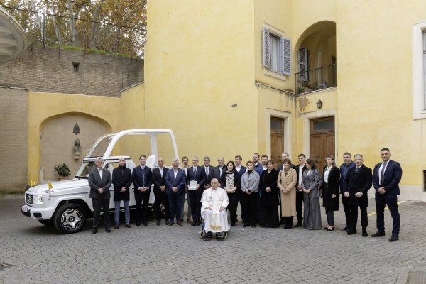 Papa Franjo dobio prvi električni 'papamobil' od Mercedes-Benza: G580 s EQ tehnologijom