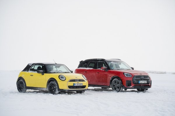 MINI se osvrće na godinu na izmaku: Cooper Convertible S i Countryman S ALL4 na snijegu