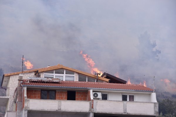 Planuo požar pored Žrnovnice, bura ga rasplamsava: 'Obranili smo što smo mogli'