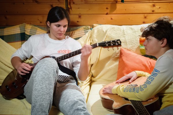 Svirati je naučila kao mala preko tutoriala s YouTubea, a kasnije je pohađala satove gitare. Kad je riječ o glazbi, najviše voli heavy metal i punk