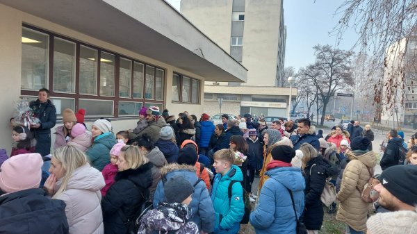 Na ispraćaju pedijatrice okupilo se sedamdesetak građana s djecom