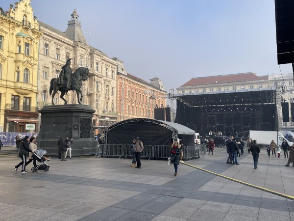 Novogodišnja pozornica na trgu bana Josipa Jelačića