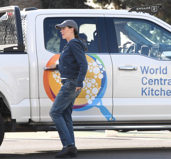 Jennifer Garner pridružila se kuharu World Central Kitchena Joséu Andrésu kao volonterka