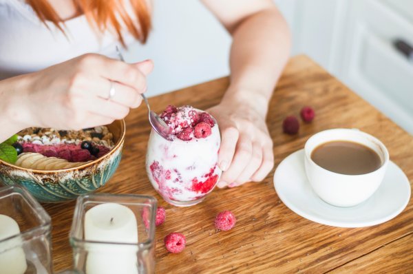 Jogurt je odličan izbor, a možete ga pomiješati s raznim voćem i chia sjemenkama