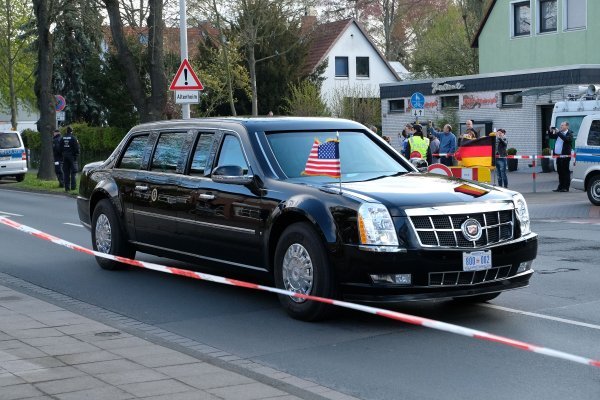 Blindirana limuzina Cadillac DTS nazvana The Beast američkog predsjednika Baracka Obame u Hannoveru, Njemačka (2016.)