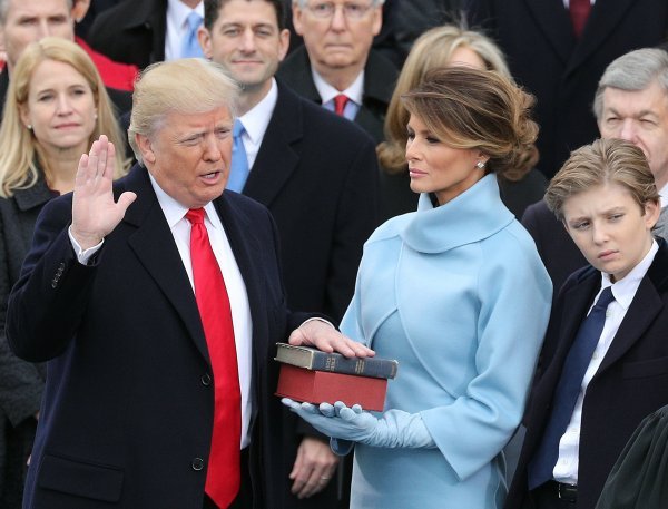 Donald Trump je, prilikom prve inauguracije 2017., držao ruku na dvije Biblije