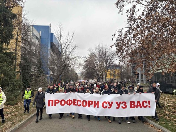 Profesori i studenti u zajedničkoj povorci u zoni novosadskog studentskog kampusa