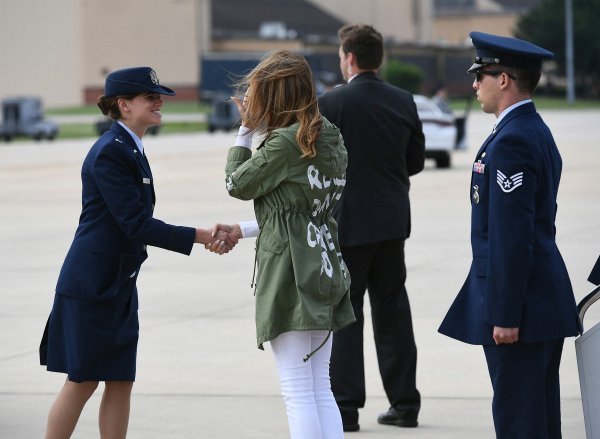 Melania Trump napušta zračnu bazu Andrews Rorce u Marylandu 21. lipnja 2018. noseći jaknu s natpisom 'Stvarno me nije briga, a tebe?' nakon posjete djeci migrantima na američko-meksičkoj granici.