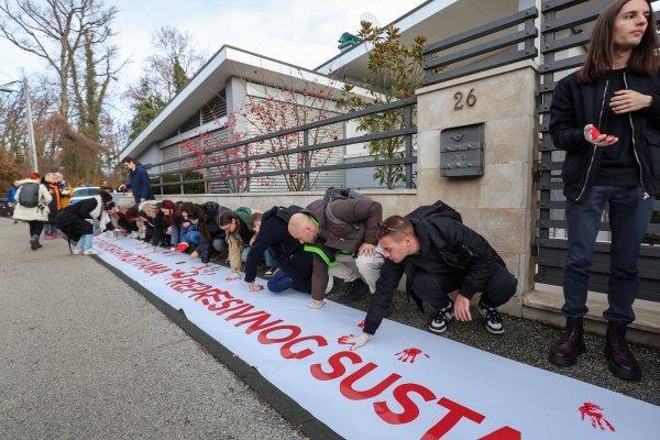 Ammar Mešić ispred ispred srpske ambasade