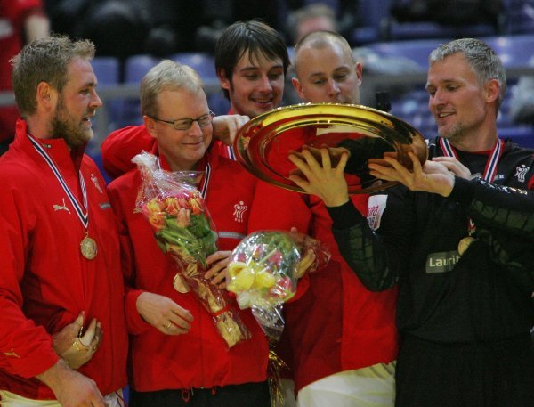 Ulrik Wilbek i igrači Danske - prvaci Europe 2008.