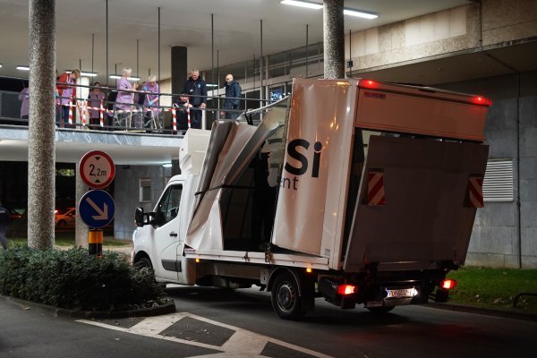 Neobična prometna nezgoda: Kamion udario u stepenice gradske uprave u Zagrebu