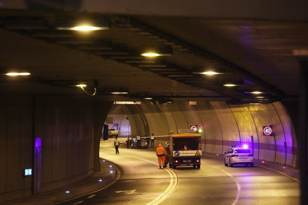 Zbog prometne nesreće u tunelu na A6 u smjeru Zagreba vozi se jednim trakom