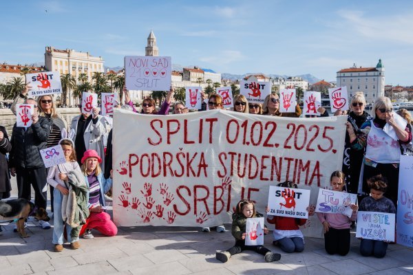 Policija privela osobe koje su vrijeđale studente koji su u Splitu pružali potporu Srbima