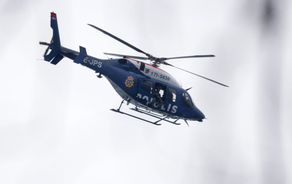 Policijski helikopter kruži iznad škole u Orebru nakon pucnjave u kojoj je bilo više ranjenih