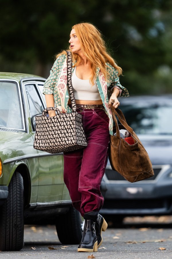 Blake Lively na setu u skupocjenim Chloe čizmama od 950 funti i Valentino Garavani torbom od 1.996 funti