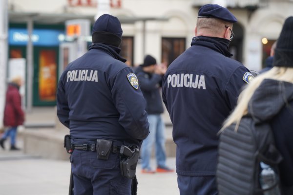 Mlađi muškarac u centru Zagreba nasrtao na građane i teško ozlijedio ženu