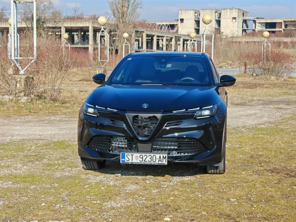 Alfa Romeo Junior Ibrida Speciale 1.2 E-DCT6 MHEV 136 - hrvatska premijera