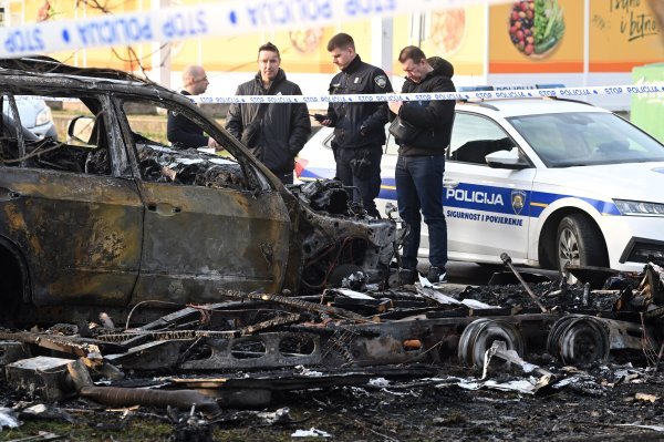 Golem požar buknuo u Zagrebu: Izgorio BMW te kamp prikolica koju koriste beskućnici