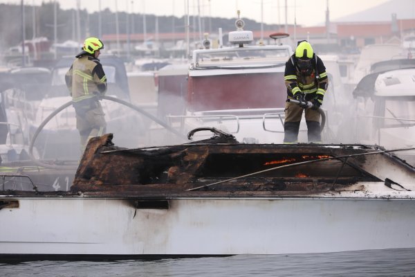 Požar u lučici u Splitu, gore brodice, diže se gusti, crni dim