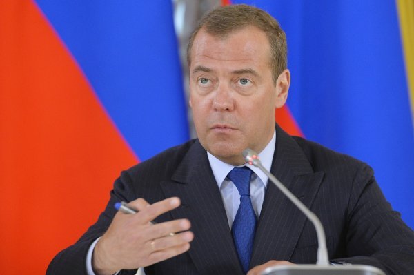 Dmitrij Medvedev je prognozirao da će Macron izgubiti vlast do 2027. godine