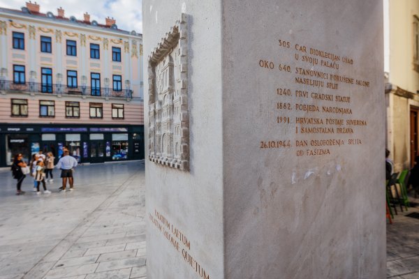 Sporni natpis na štandaracu u Splitu