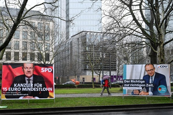 Plakat Olafa Scholza i Friedricha Merza na ulici u Njemačkoj - ilustracija