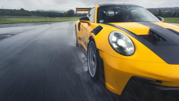 Porsche 911 GT3 RS i guma Michelin Pilot Sport S 5 na stazi u Clermont-Ferrandu