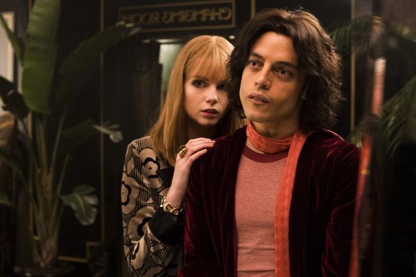 Lucy Boynton i Rami Malek u filmu 'Freddie Mercury'