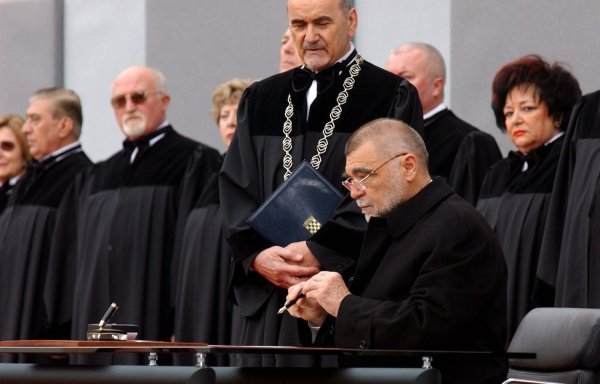 Stjepan Mesić potpisuje tekst prisege na inauguraciji 2005.