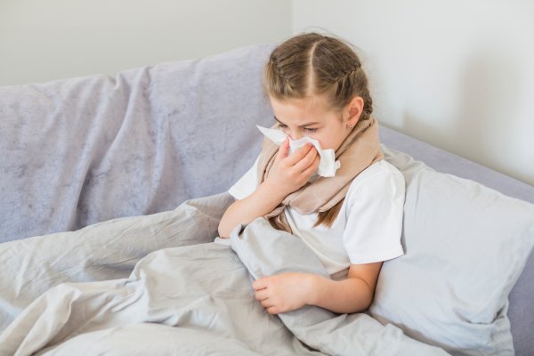 Kod mladih i zdravih osoba, upala pluća se često može liječiti antibioticima i odmorom kod kuće.