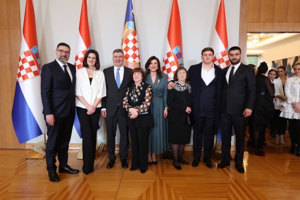 Tomislav Musić sa suprugom Rinom, Zoran Milanović, Zoranova teta Nevenka Androić, Sanja Musić Milanović, Ana Musić, Marko Milanović i Ante Jakov Milanović