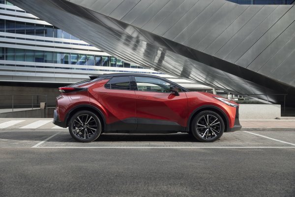 Toyota C-HR High Hero