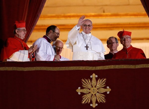 Novoizabrani papa Franjo pozdravlja vjernike s glavnog balkona bazilike svetog Petra