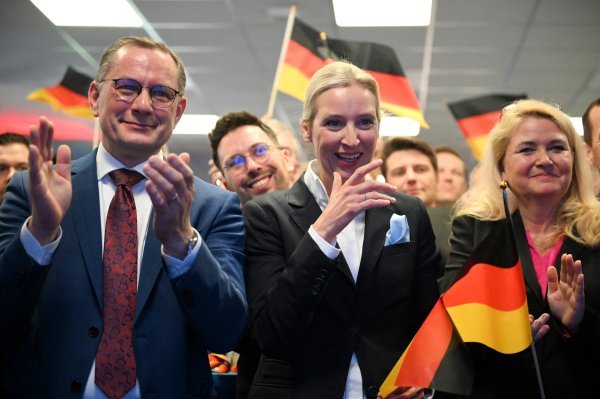 AfD-ova kandidatkinja za kancelarku Alice Weidel s kolegama iz stranke slavi uspjeh na izborima