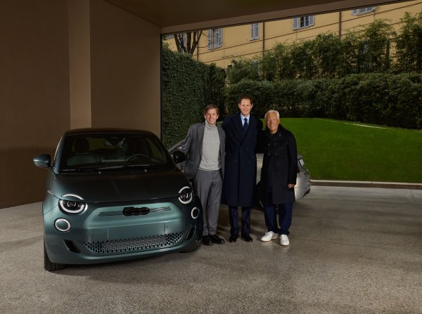 FIAT '500e Giorgio Armani Collector's Edition': Olivier Francois, John Elkann i Giorgio Armani