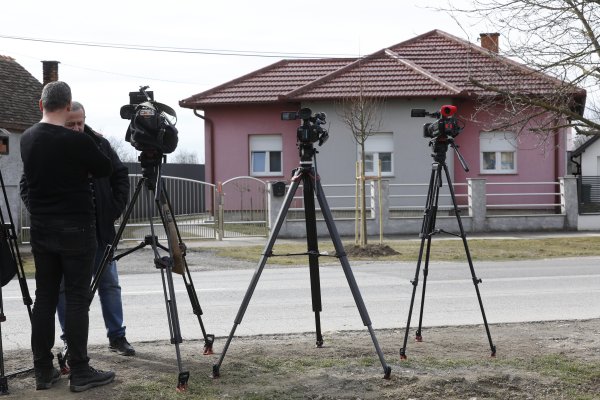 Novinari ispred kuće Josipa Dabre u Otoku