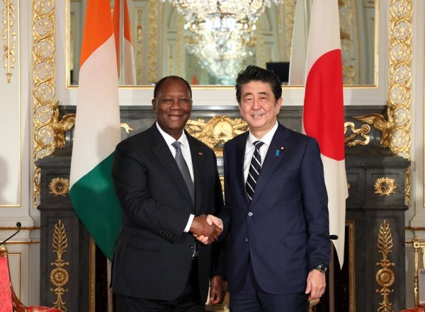 Predsjednik Obale Bjelokosti Alassane Ouattara s japanskim premijerom Shinzom Abeom