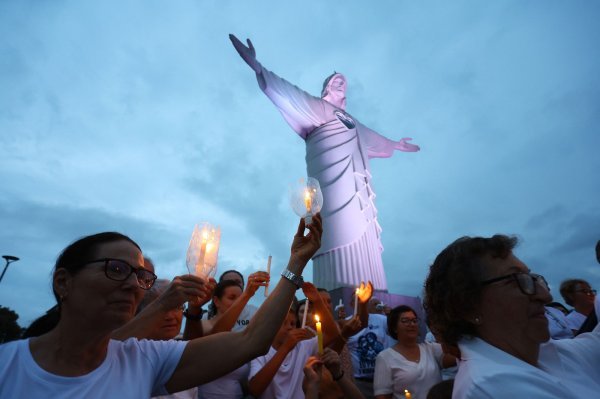 Vjernici mole za zdravlje pape Franje