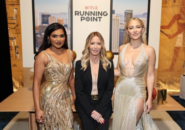 Mindy Kaling, Jeanie Buss i Kate Hudson