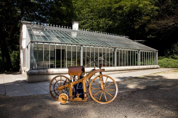 Daimlerov jahaći automobil iz 1885. ispred staklenika Daimlerove vile u Cannstattu, danas spomenika postignućima Gottlieba Daimlera