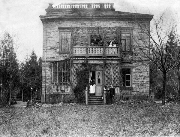 Kuća obitelji Daimler u Cannstattu, Taubenheimstrasse. Fotografija iz oko 1895. U sredini na balkonu Gottlieb Daimler; do njega, pretpostavlja se, njegova druga žena Lina